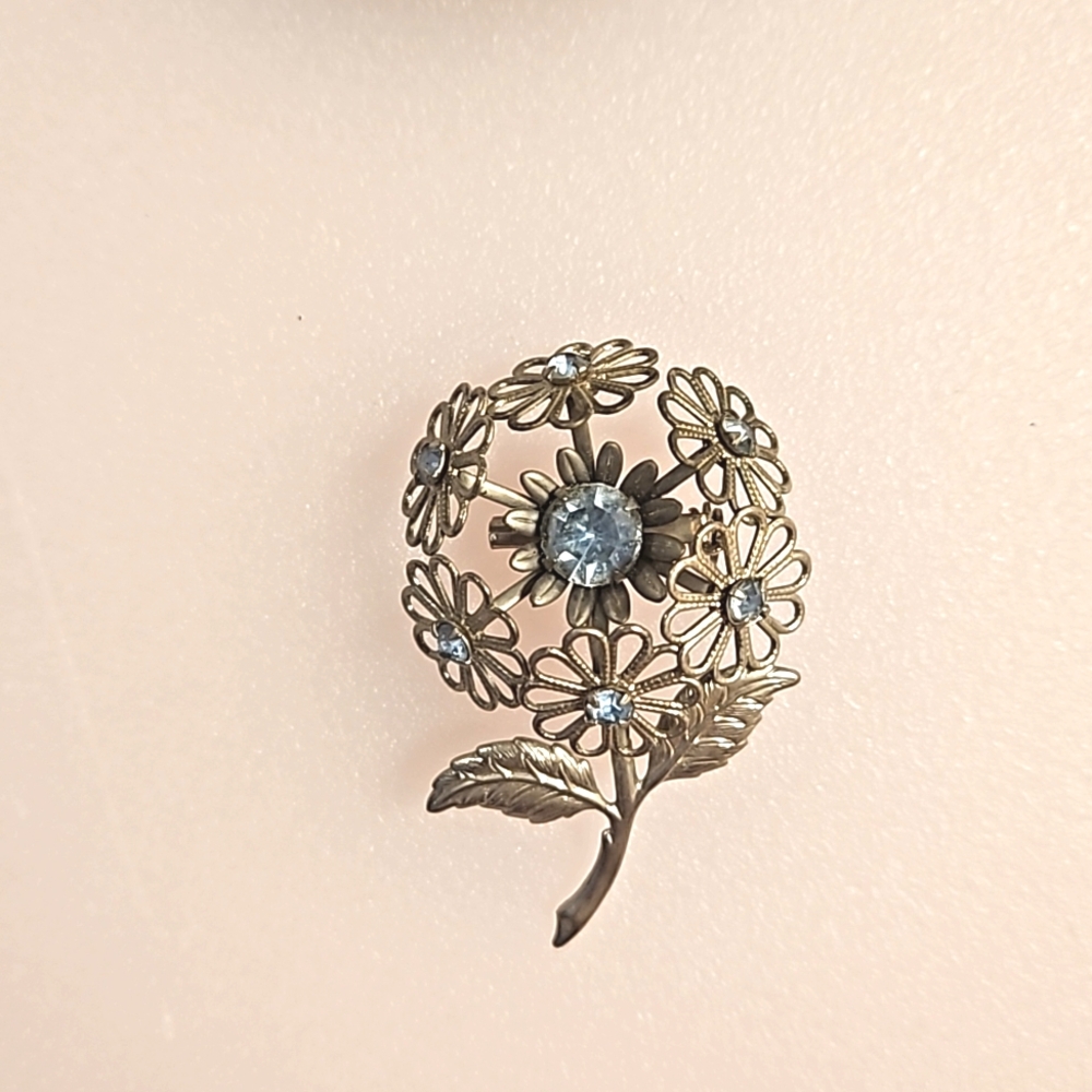 Vintage silvertone floral daisy flower brooch blue rhinestones